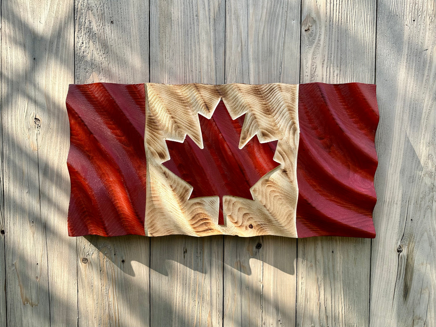 Drapeau du Canada en bois ondulé - Motif de vague 2 - Rouge et naturel