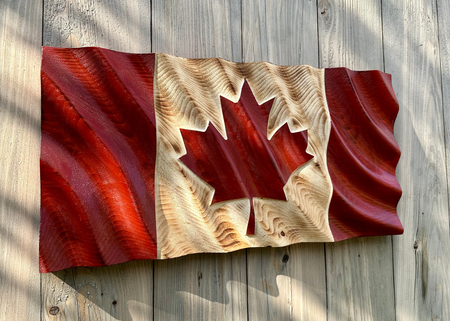 Drapeau du Canada en bois ondulé - Motif de vague 2 - Rouge et naturel