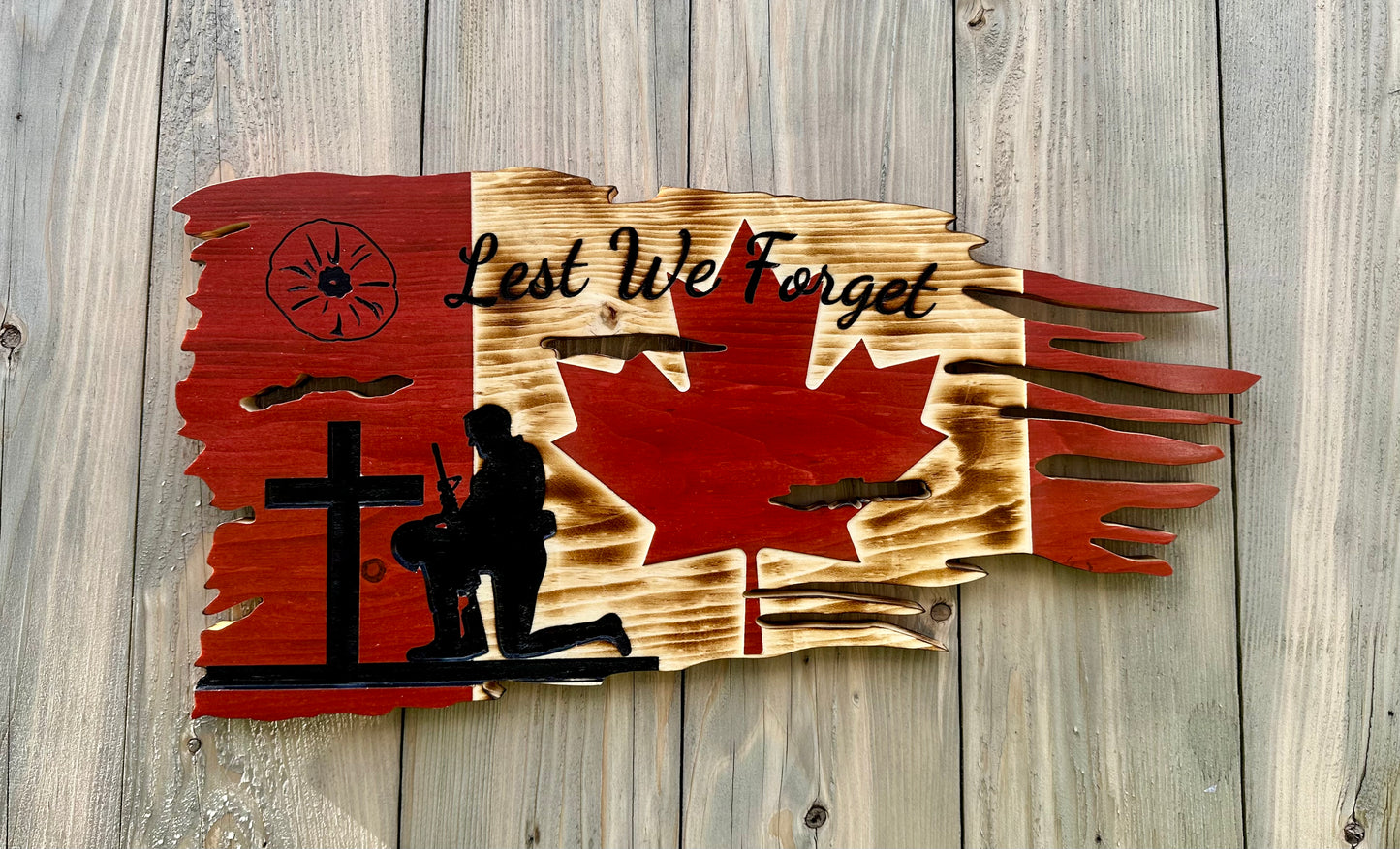 Drapeau du Canada en bois en lambeaux | Jour du Souvenir | Vétéran | Soldat à genoux | Croix | Coquelicot | N’oublions pas | En détresse - Fabriqué sur commande