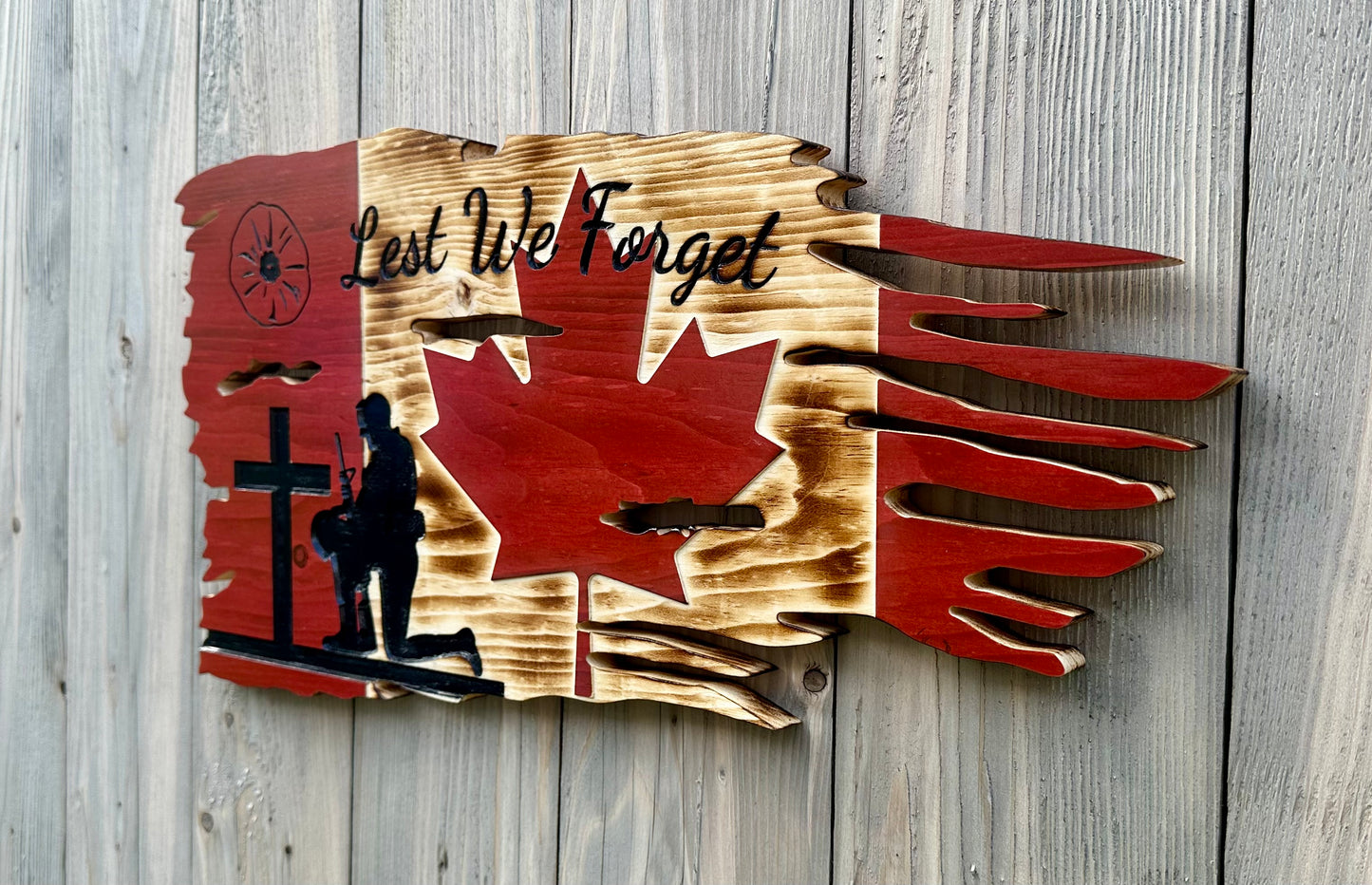 Drapeau du Canada en bois en lambeaux | Jour du Souvenir | Vétéran | Soldat à genoux | Croix | Coquelicot | N’oublions pas | En détresse - Fabriqué sur commande