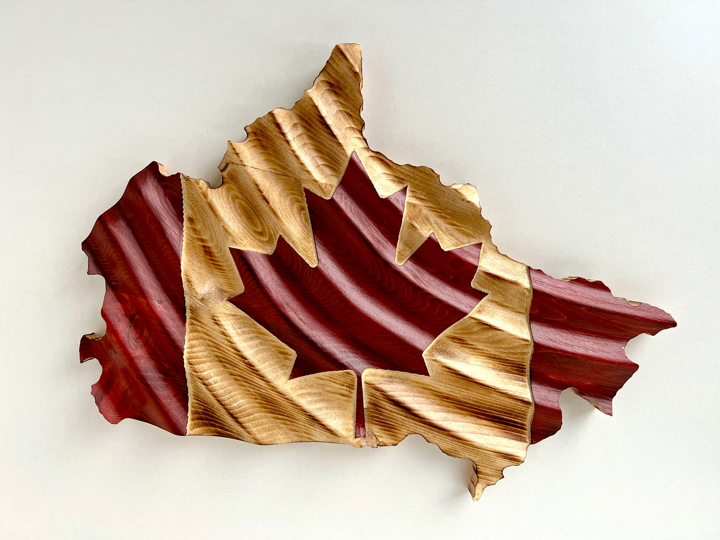 Drapeau de carte du Canada en bois ondulé 3D - Rouge et naturel | Drapeau de forme du Canada