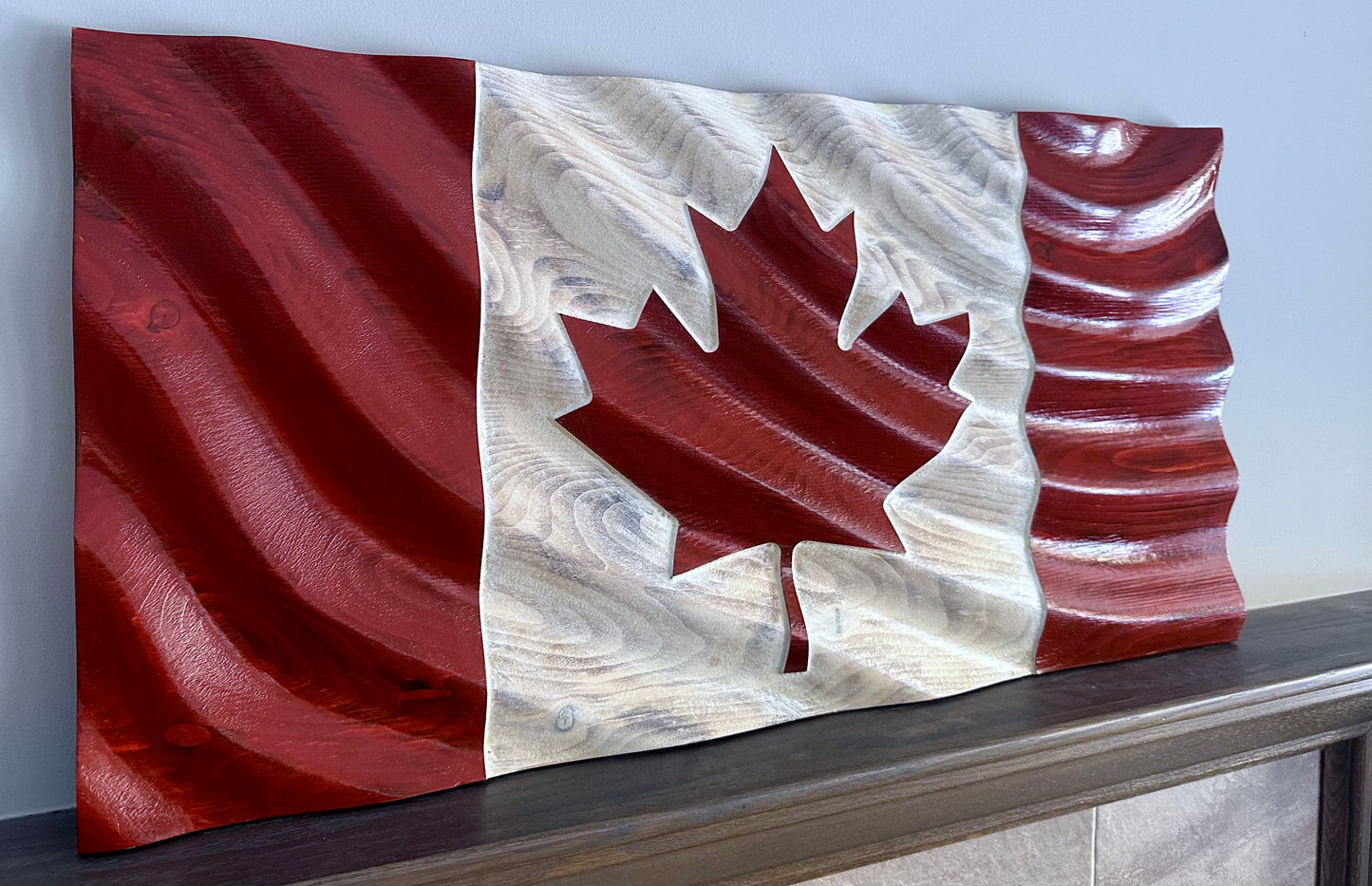 Drapeau du Canada en bois ondulé rouge et blanc - 34" x 17" - Prêt à expédier