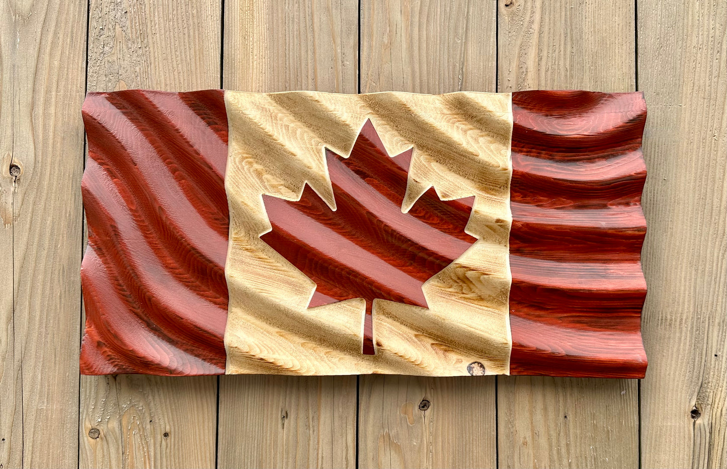 Drapeau du Canada en bois ondulé - Modèle de vague 1 - Rouge et naturel