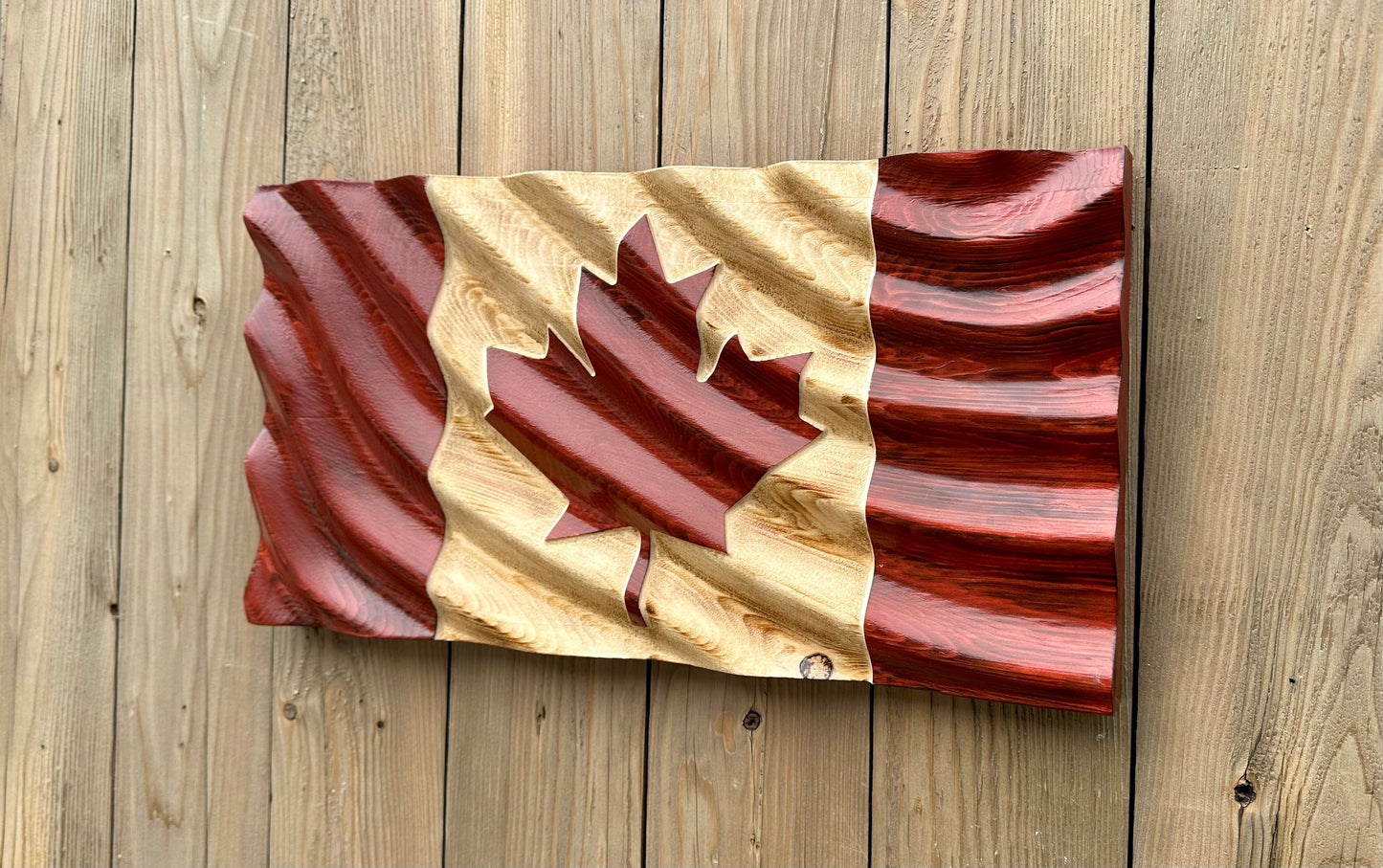 Drapeau du Canada en bois ondulé - Modèle de vague 1 - Rouge et naturel