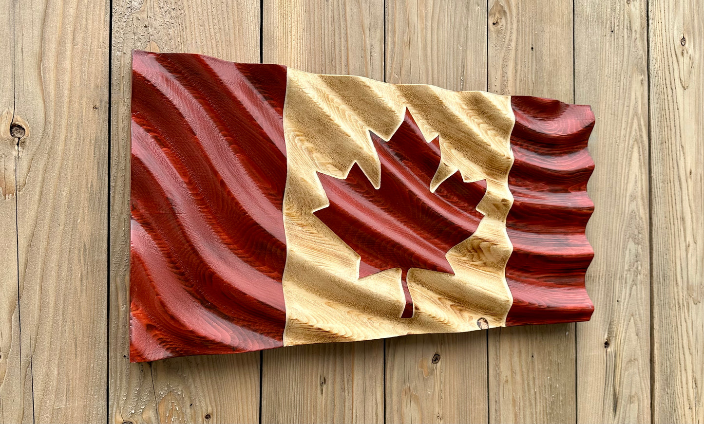 Drapeau du Canada en bois ondulé - Modèle de vague 1 - Rouge et naturel