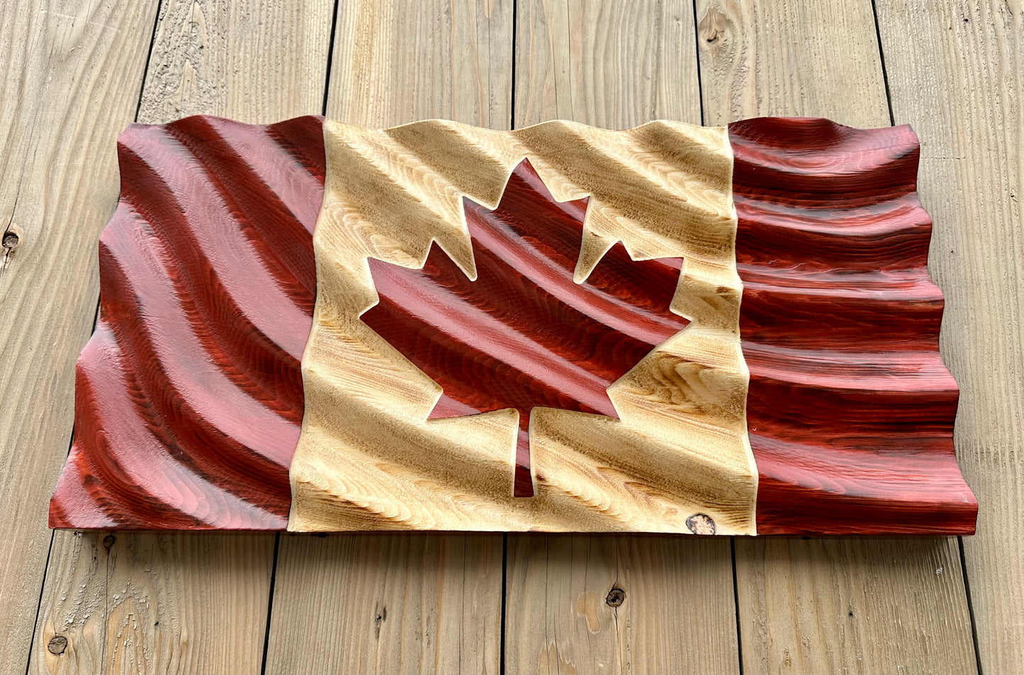 Drapeau du Canada en bois ondulé - Modèle de vague 1 - Rouge et naturel