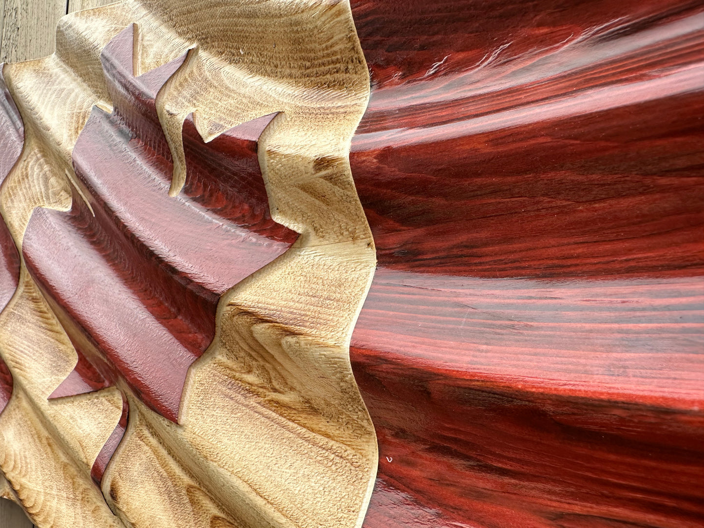 Drapeau du Canada en bois ondulé - Modèle de vague 1 - Rouge et naturel