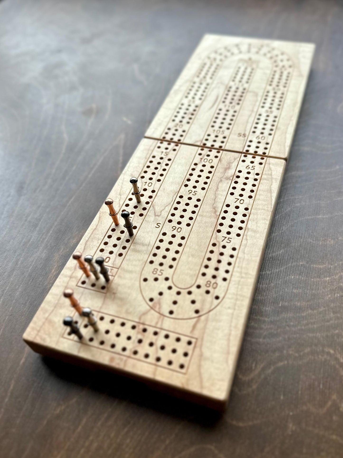 Plateau de cribbage pliable | 3 pistes | Format voyage | Portable | Rangement intégré | Chevilles métalliques | Gravure personnalisée | Bois franc de première qualité