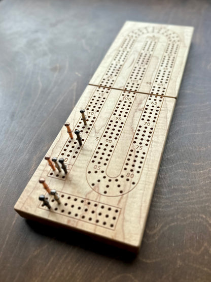 Plateau de cribbage pliable | 3 pistes | Format voyage | Portable | Rangement intégré | Chevilles métalliques | Gravure personnalisée | Bois franc de première qualité