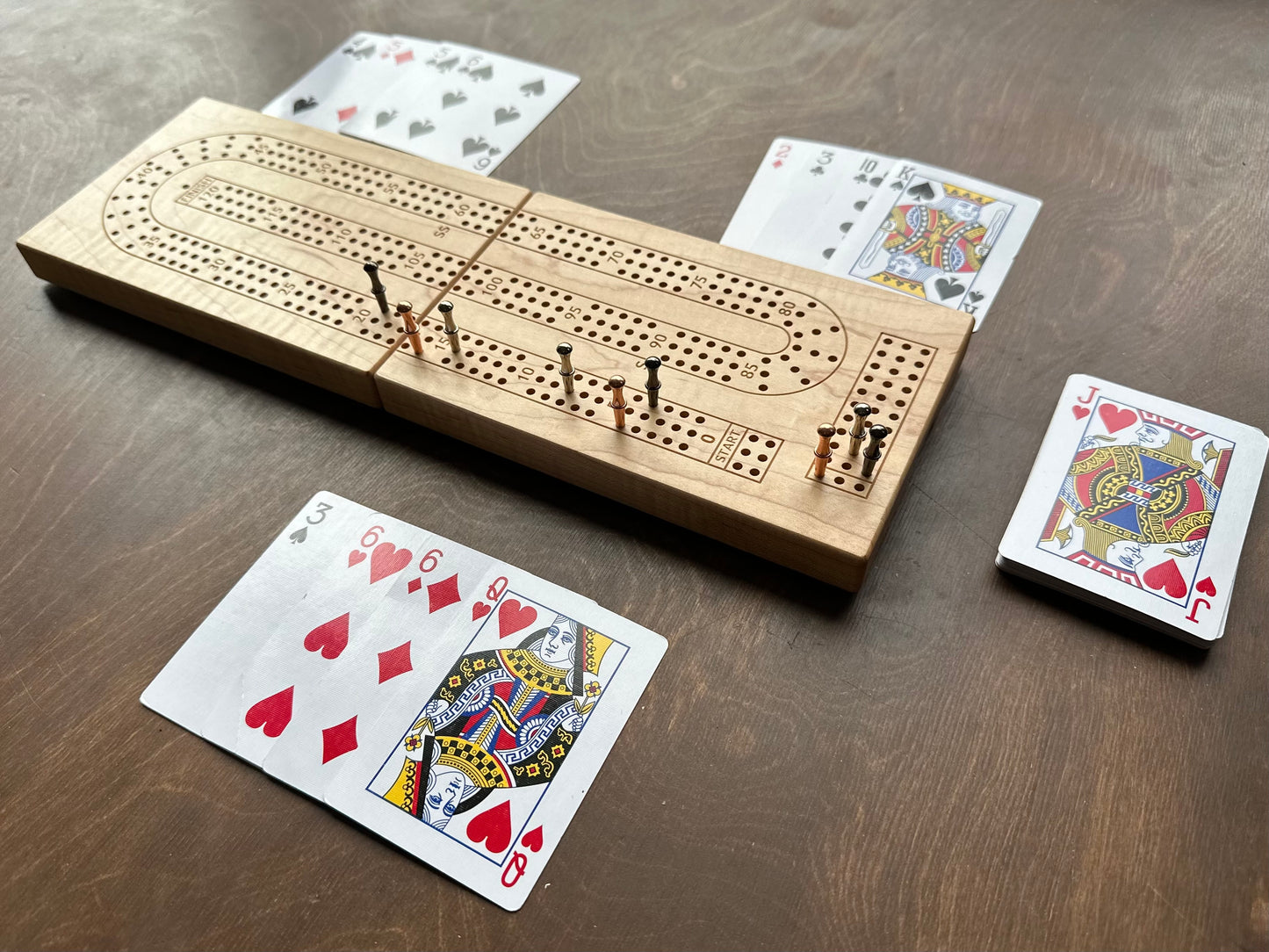 Plateau de cribbage pliable | 3 pistes | Format voyage | Portable | Rangement intégré | Chevilles métalliques | Gravure personnalisée | Bois franc de première qualité
