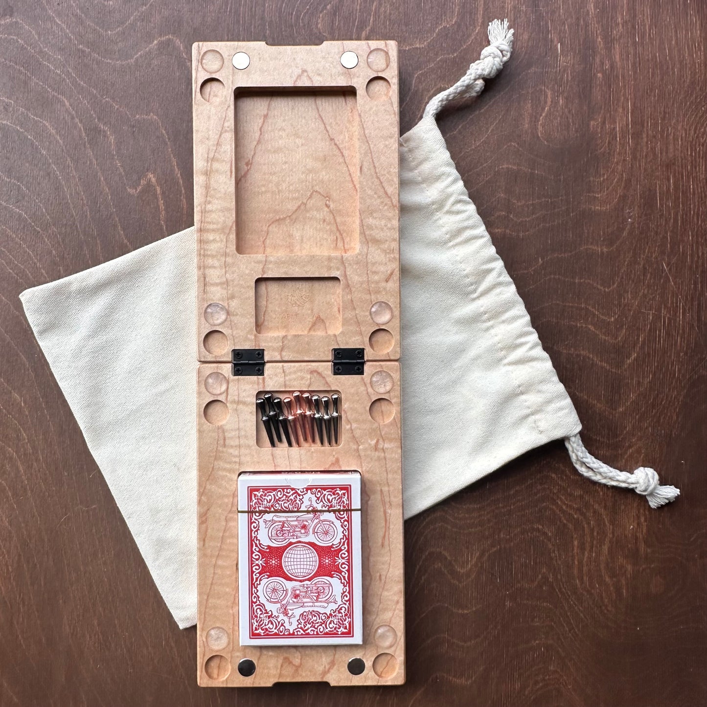 Plateau de cribbage pliable | 3 pistes | Format voyage | Portable | Rangement intégré | Chevilles métalliques | Gravure personnalisée | Bois franc de première qualité