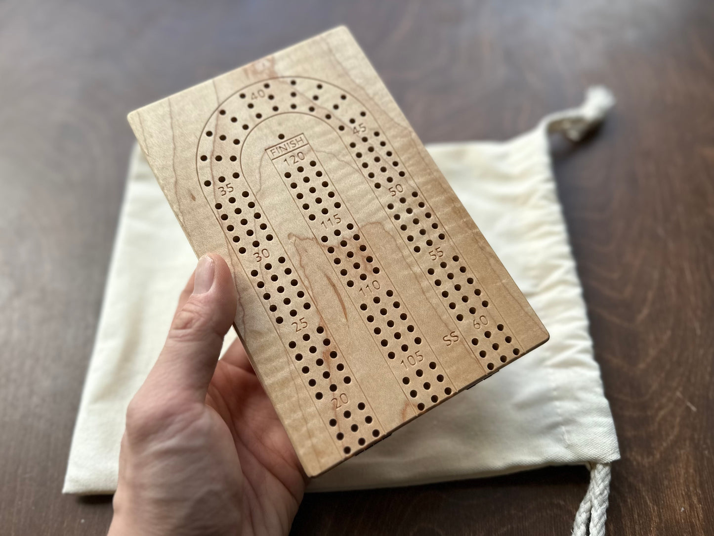 Plateau de cribbage pliable | 3 pistes | Format voyage | Portable | Rangement intégré | Chevilles métalliques | Gravure personnalisée | Bois franc de première qualité