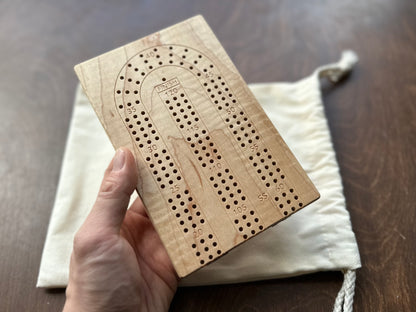 Plateau de cribbage pliable | 3 pistes | Format voyage | Portable | Rangement intégré | Chevilles métalliques | Gravure personnalisée | Bois franc de première qualité