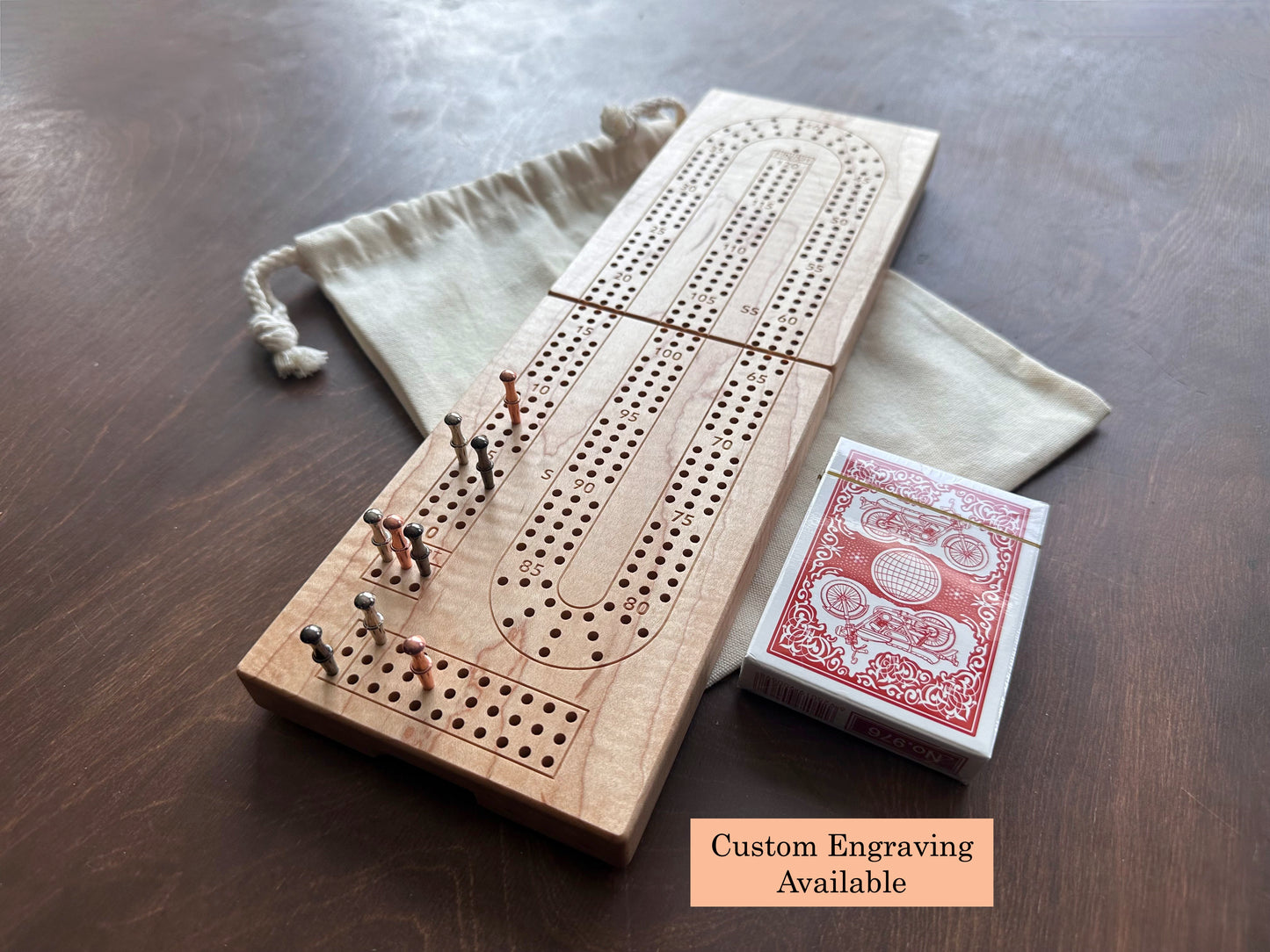 Plateau de cribbage pliable | 3 pistes | Format voyage | Portable | Rangement intégré | Chevilles métalliques | Gravure personnalisée | Bois franc de première qualité