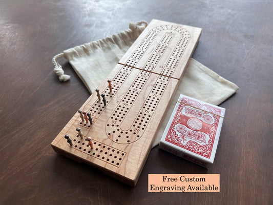 Plateau de cribbage pliable | 3 pistes | Format voyage | Portable | Rangement intégré | Chevilles métalliques | Gravure personnalisée | Bois franc de première qualité