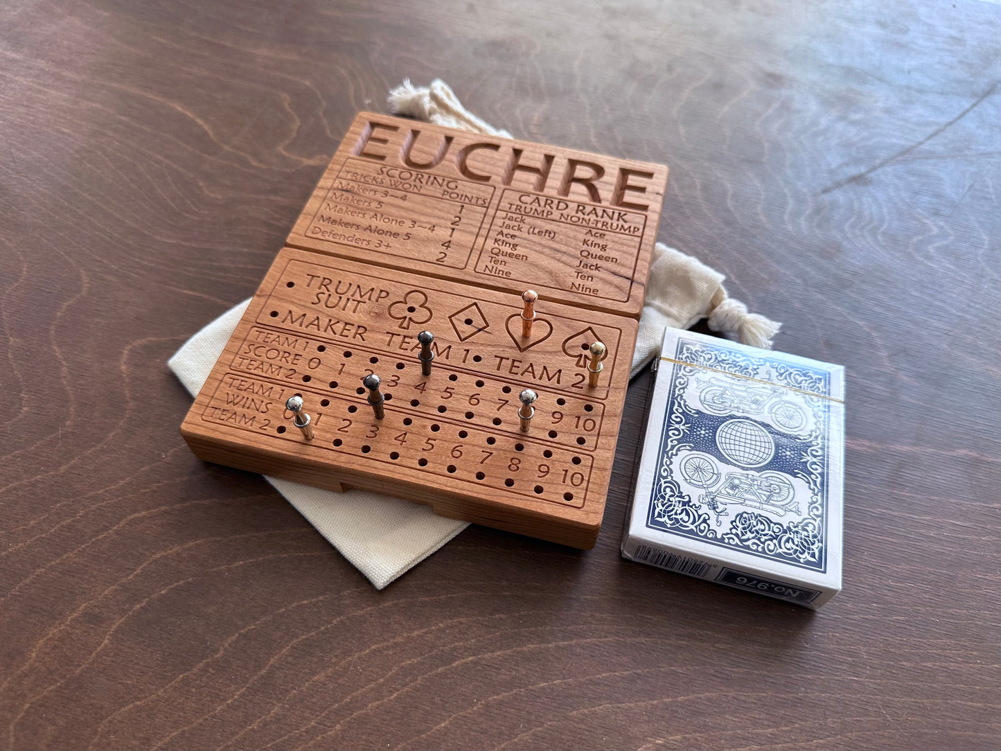 Jeu de cribbage classique | Pliable | Format voyage | Portable | Rangement intégré | Piquets métalliques | Personnalisé | Votre logo | Bois dur de qualité supérieure