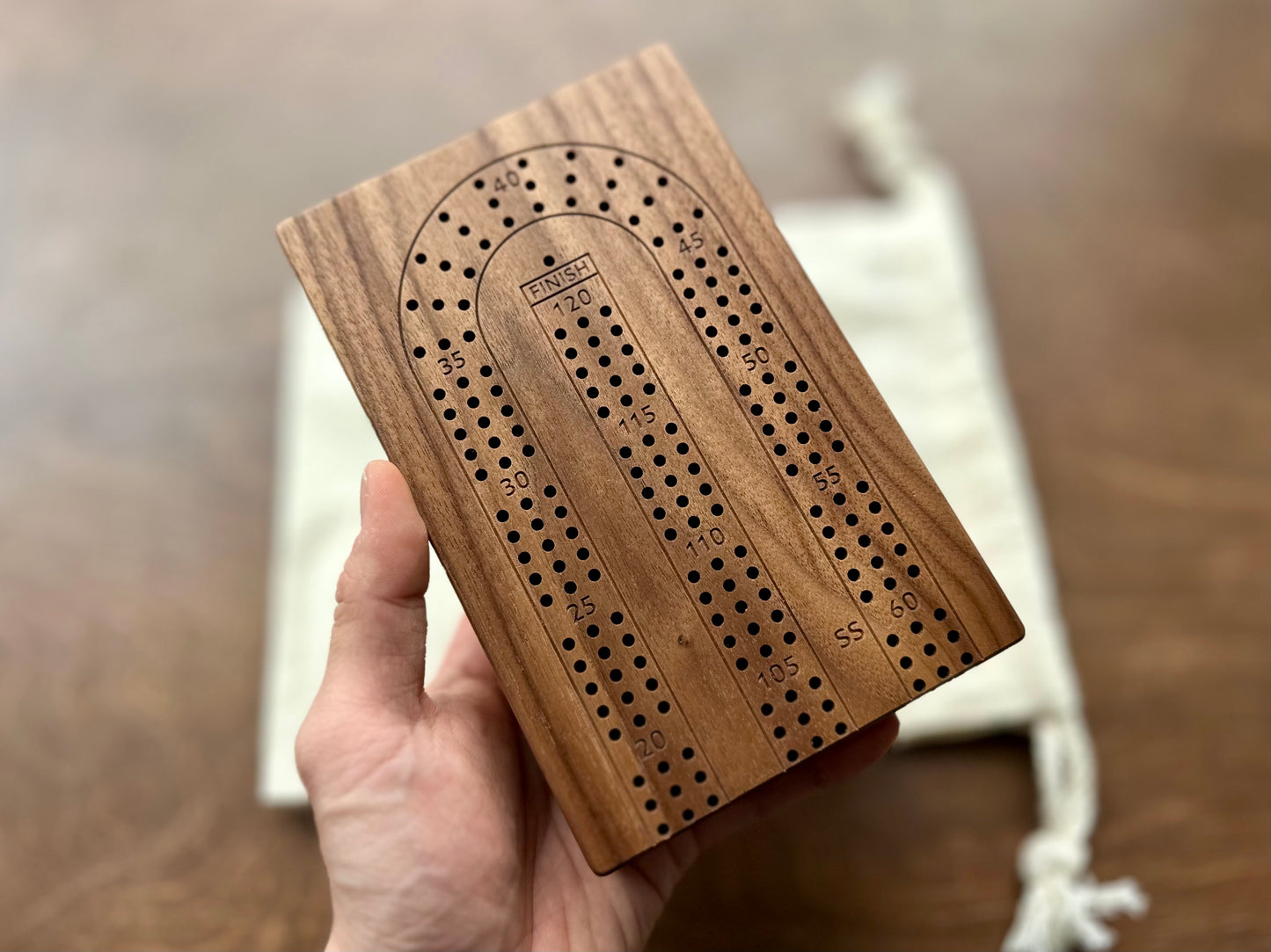 Plateau de cribbage pliable | 3 pistes | Format voyage | Portable | Rangement intégré | Chevilles métalliques | Gravure personnalisée | Bois franc de première qualité