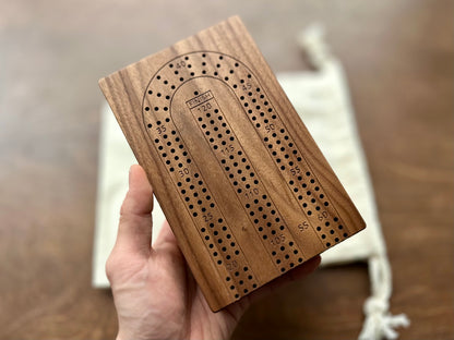 Plateau de cribbage pliable | 3 pistes | Format voyage | Portable | Rangement intégré | Chevilles métalliques | Gravure personnalisée | Bois franc de première qualité