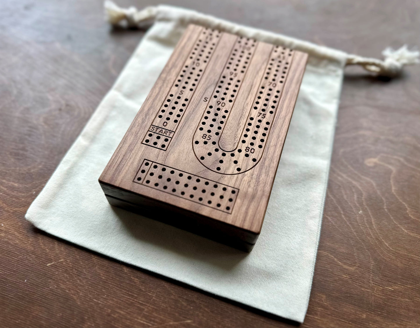 Plateau de cribbage pliable | 3 pistes | Format voyage | Portable | Rangement intégré | Chevilles métalliques | Gravure personnalisée | Bois franc de première qualité
