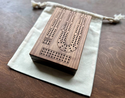 Plateau de cribbage pliable | 3 pistes | Format voyage | Portable | Rangement intégré | Chevilles métalliques | Gravure personnalisée | Bois franc de première qualité
