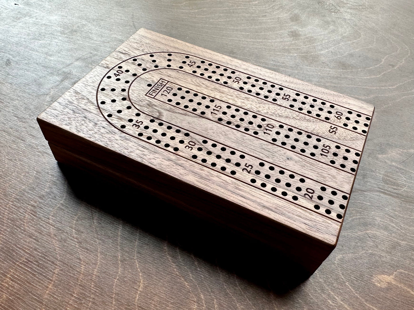 Plateau de cribbage pliable | 3 pistes | Format voyage | Portable | Rangement intégré | Chevilles métalliques | Gravure personnalisée | Bois franc de première qualité