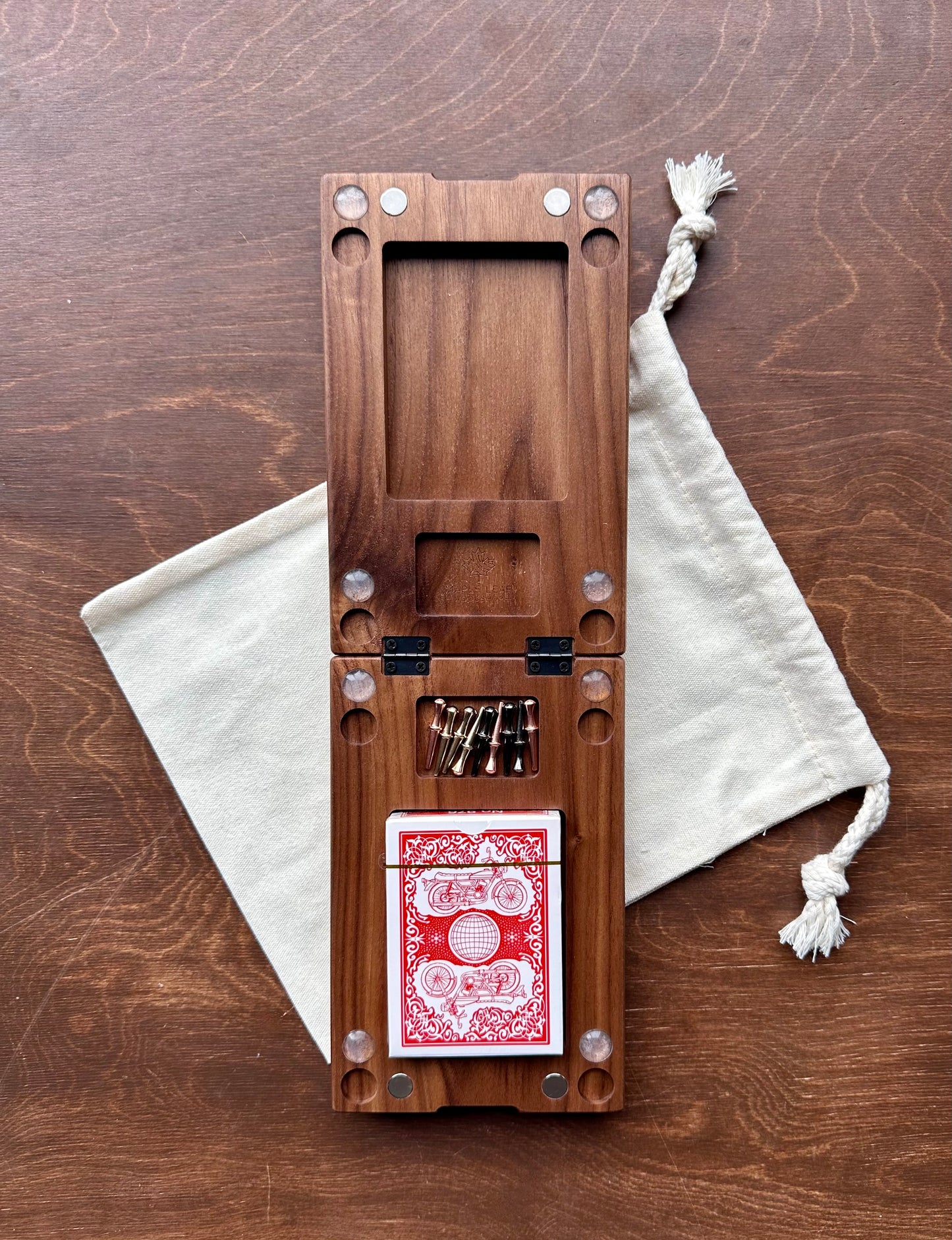 Plateau de cribbage pliable | 3 pistes | Format voyage | Portable | Rangement intégré | Chevilles métalliques | Gravure personnalisée | Bois franc de première qualité