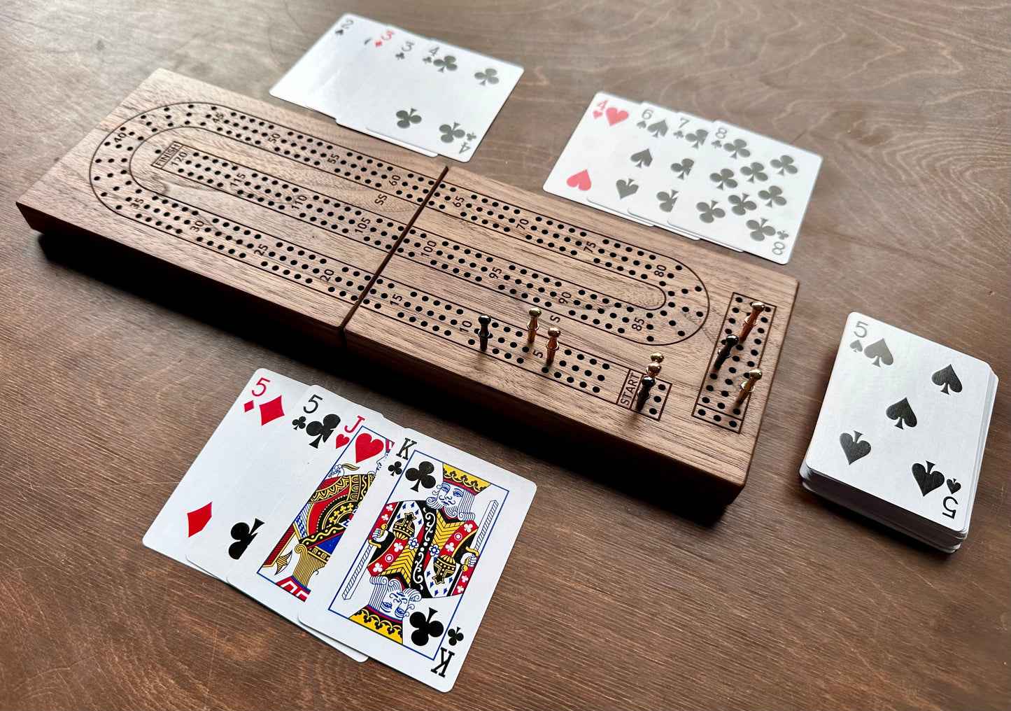 Plateau de cribbage pliable | 3 pistes | Format voyage | Portable | Rangement intégré | Chevilles métalliques | Gravure personnalisée | Bois franc de première qualité