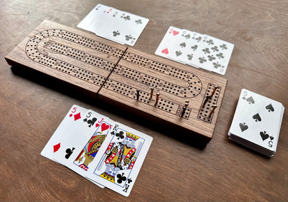 Plateau de cribbage pliable | 3 pistes | Format voyage | Portable | Rangement intégré | Chevilles métalliques | Gravure personnalisée | Bois franc de première qualité