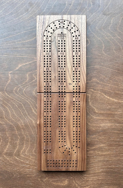 Plateau de cribbage pliable | 3 pistes | Format voyage | Portable | Rangement intégré | Chevilles métalliques | Gravure personnalisée | Bois franc de première qualité
