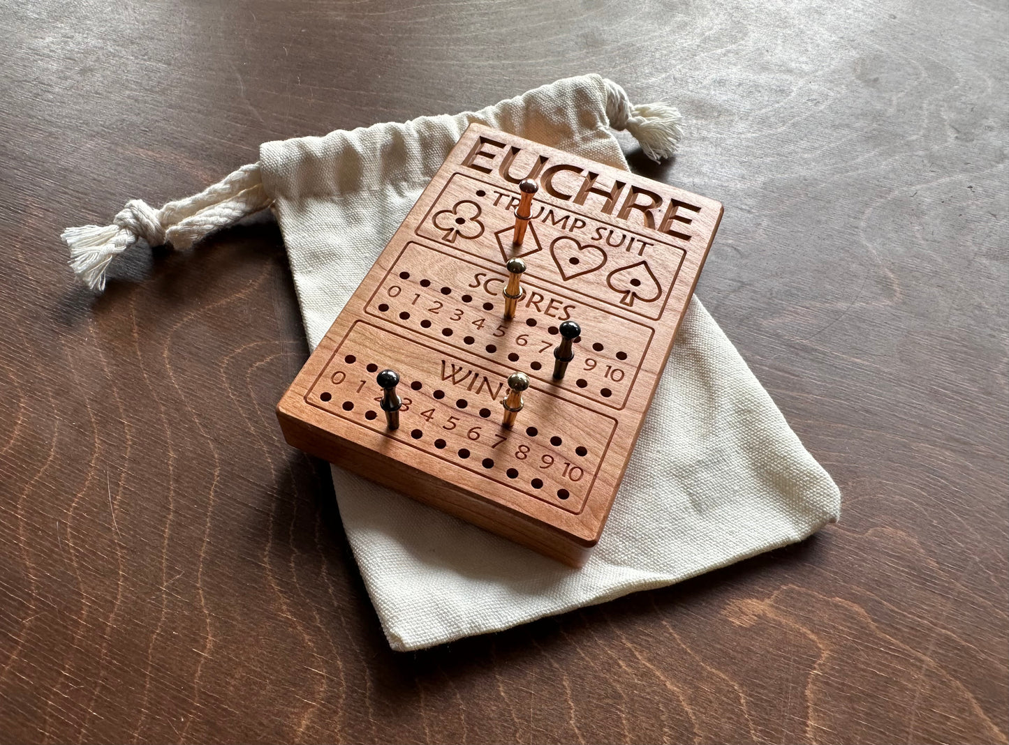 Jeu de cribbage classique | Pliable | Format voyage | Portable | Rangement intégré | Piquets métalliques | Personnalisé | Votre logo | Bois dur de qualité supérieure