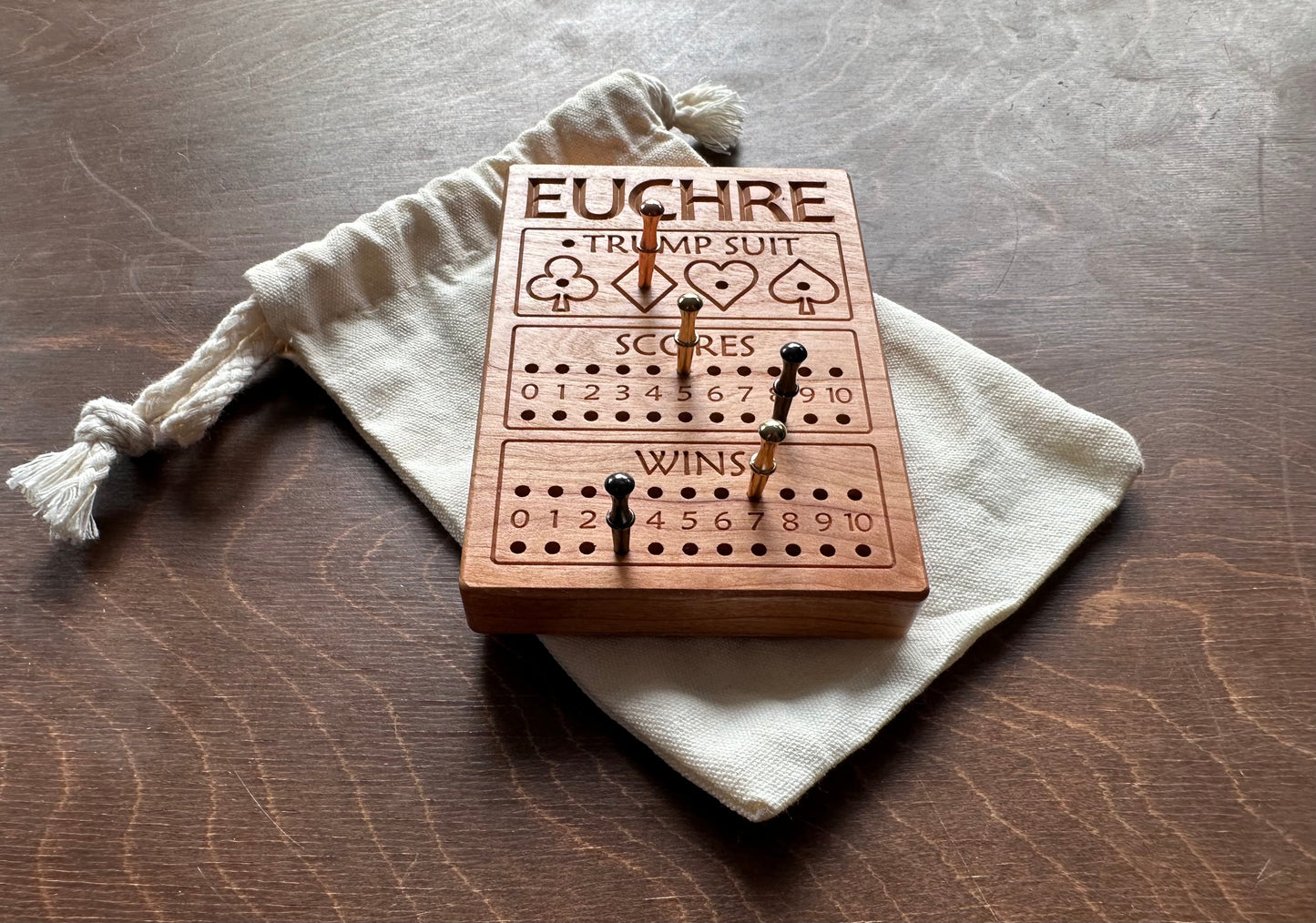 Jeu de cribbage classique | Pliable | Format voyage | Portable | Rangement intégré | Piquets métalliques | Personnalisé | Votre logo | Bois dur de qualité supérieure