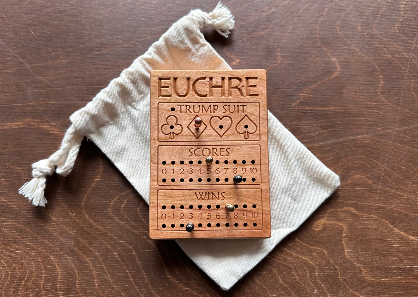 Jeu de cribbage classique | Pliable | Format voyage | Portable | Rangement intégré | Piquets métalliques | Personnalisé | Votre logo | Bois dur de qualité supérieure