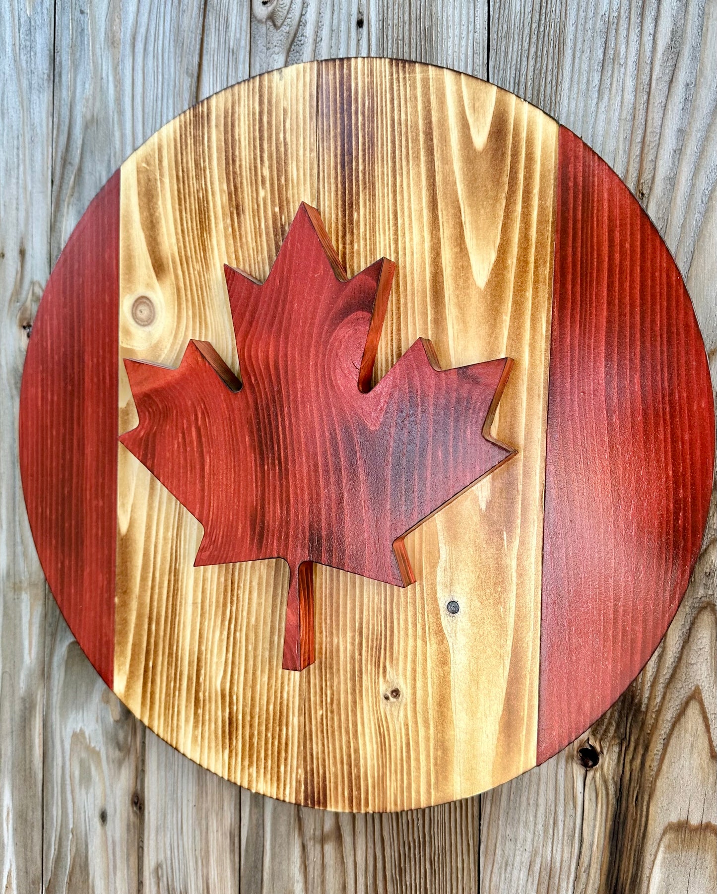 Drapeau du Canada rond en bois 3D de 16 po | Rouge et naturel | Prêt à expédier