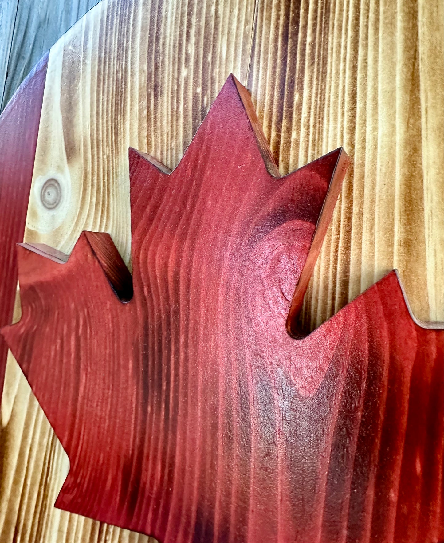 Drapeau du Canada rond en bois 3D de 16 po | Rouge et naturel | Prêt à expédier