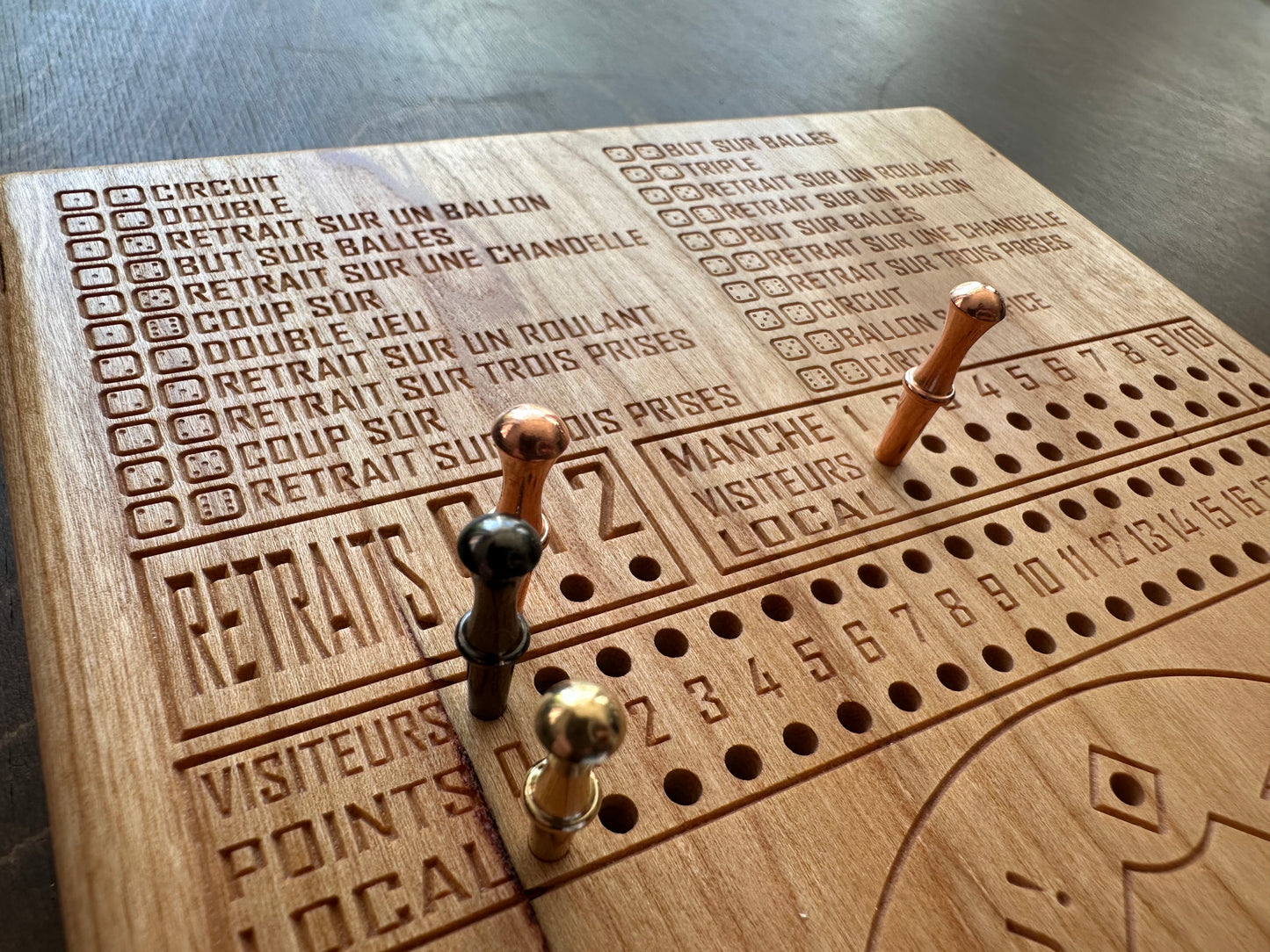 Jeu de société de baseball avec dés | Pliable | Format voyage | Rangement intégré | Jeu de dés | Piquets métalliques | Personnalisé | Votre logo | Bois dur de qualité supérieure
