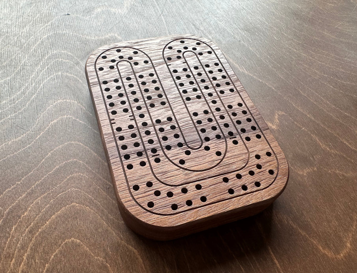 Jeu de cribbage classique | Pliable | Format voyage | Portable | Rangement intégré | Piquets métalliques | Personnalisé | Votre logo | Bois dur de qualité supérieure