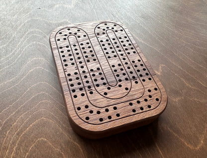 Jeu de cribbage classique | Pliable | Format voyage | Portable | Rangement intégré | Piquets métalliques | Personnalisé | Votre logo | Bois dur de qualité supérieure