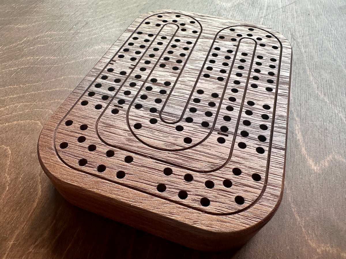 Jeu de cribbage classique | Pliable | Format voyage | Portable | Rangement intégré | Piquets métalliques | Personnalisé | Votre logo | Bois dur de qualité supérieure