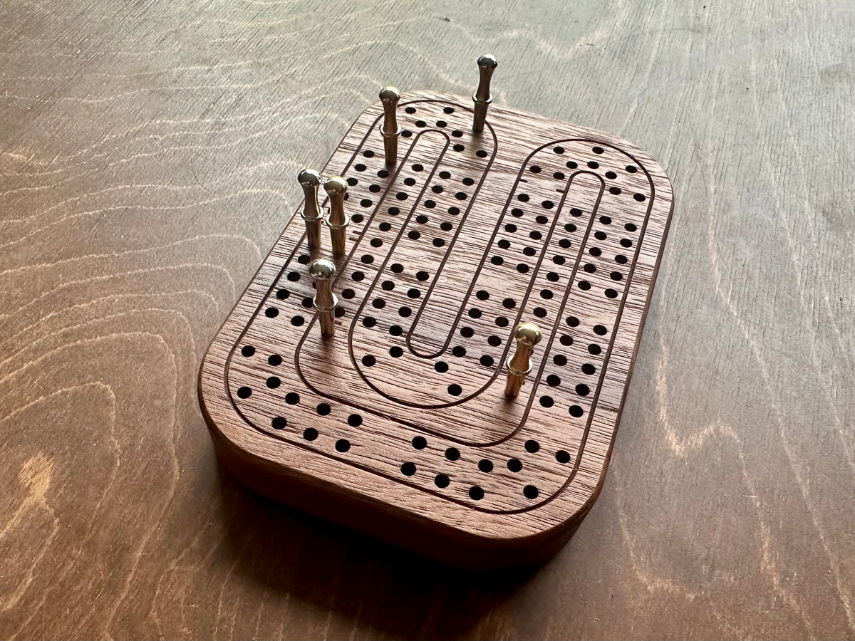 Jeu de cribbage classique | Pliable | Format voyage | Portable | Rangement intégré | Piquets métalliques | Personnalisé | Votre logo | Bois dur de qualité supérieure