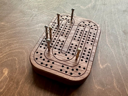 Jeu de cribbage classique | Pliable | Format voyage | Portable | Rangement intégré | Piquets métalliques | Personnalisé | Votre logo | Bois dur de qualité supérieure