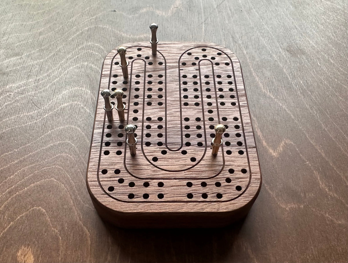 Jeu de cribbage classique | Pliable | Format voyage | Portable | Rangement intégré | Piquets métalliques | Personnalisé | Votre logo | Bois dur de qualité supérieure