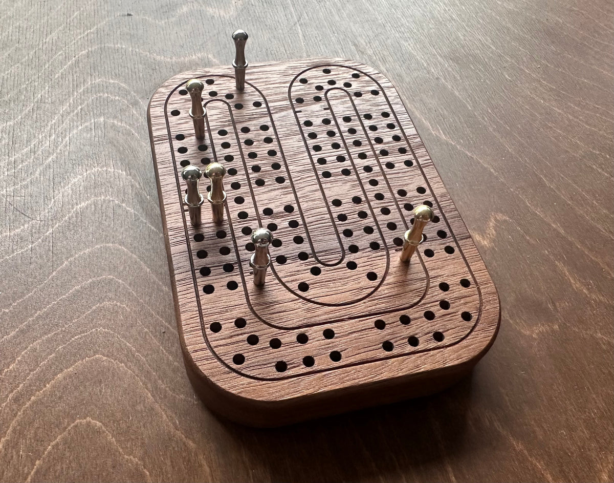 Jeu de cribbage classique | Pliable | Format voyage | Portable | Rangement intégré | Piquets métalliques | Personnalisé | Votre logo | Bois dur de qualité supérieure