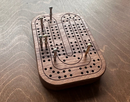Jeu de cribbage classique | Pliable | Format voyage | Portable | Rangement intégré | Piquets métalliques | Personnalisé | Votre logo | Bois dur de qualité supérieure