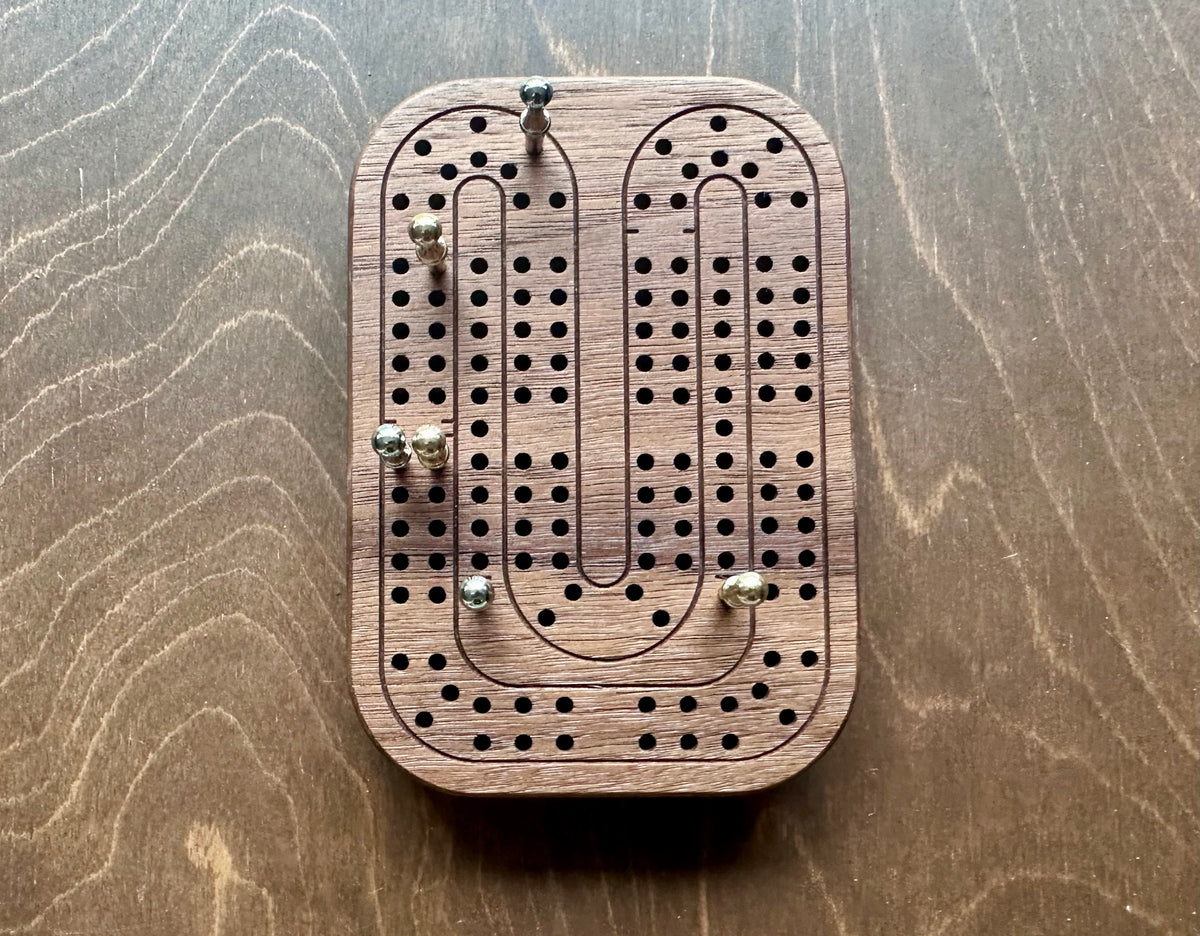 Jeu de cribbage classique | Pliable | Format voyage | Portable | Rangement intégré | Piquets métalliques | Personnalisé | Votre logo | Bois dur de qualité supérieure