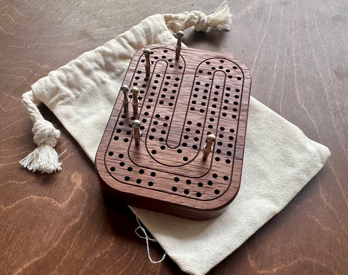 Jeu de cribbage classique | Pliable | Format voyage | Portable | Rangement intégré | Piquets métalliques | Personnalisé | Votre logo | Bois dur de qualité supérieure