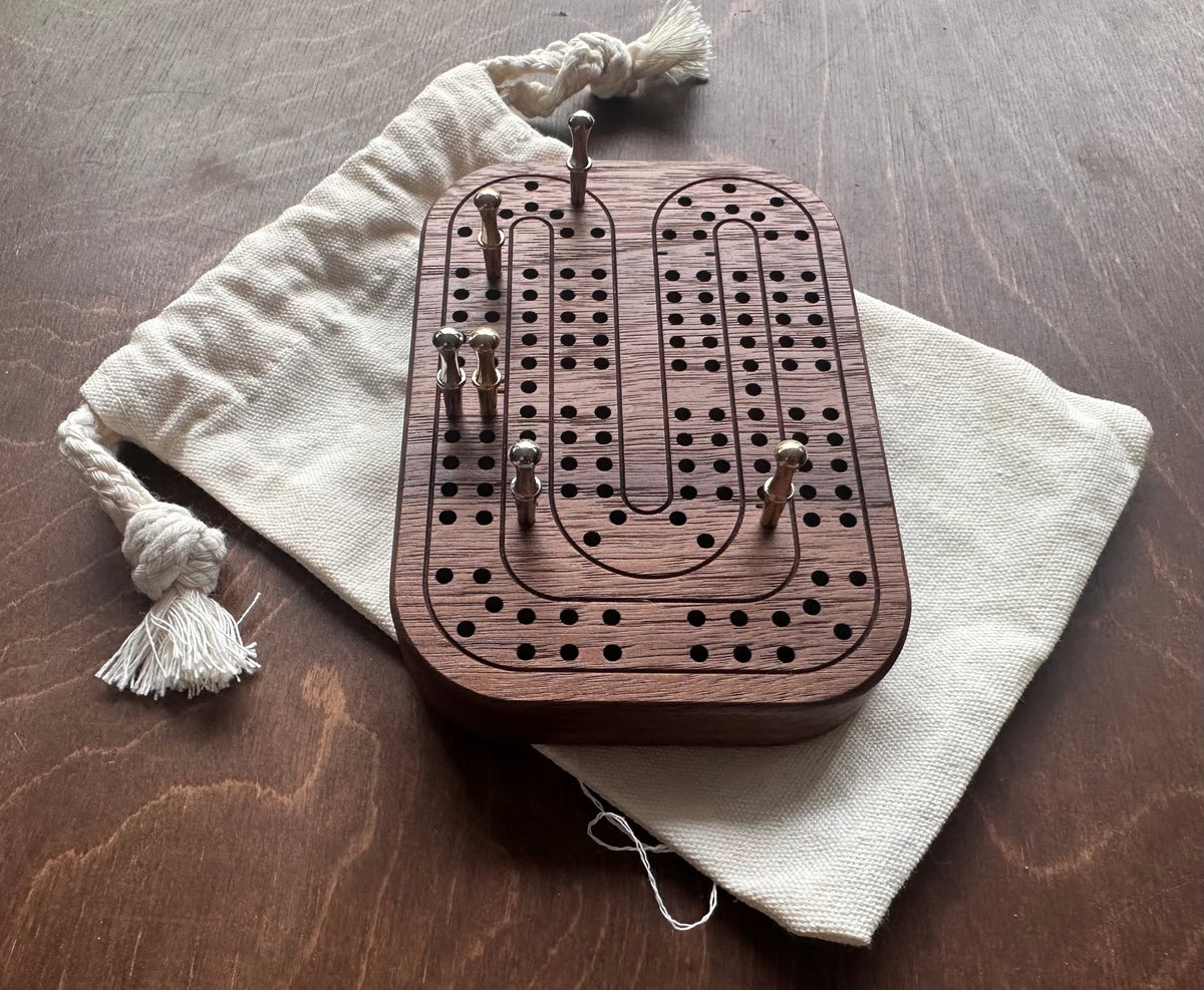 Jeu de cribbage classique | Pliable | Format voyage | Portable | Rangement intégré | Piquets métalliques | Personnalisé | Votre logo | Bois dur de qualité supérieure
