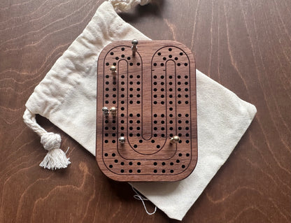Jeu de cribbage classique | Pliable | Format voyage | Portable | Rangement intégré | Piquets métalliques | Personnalisé | Votre logo | Bois dur de qualité supérieure