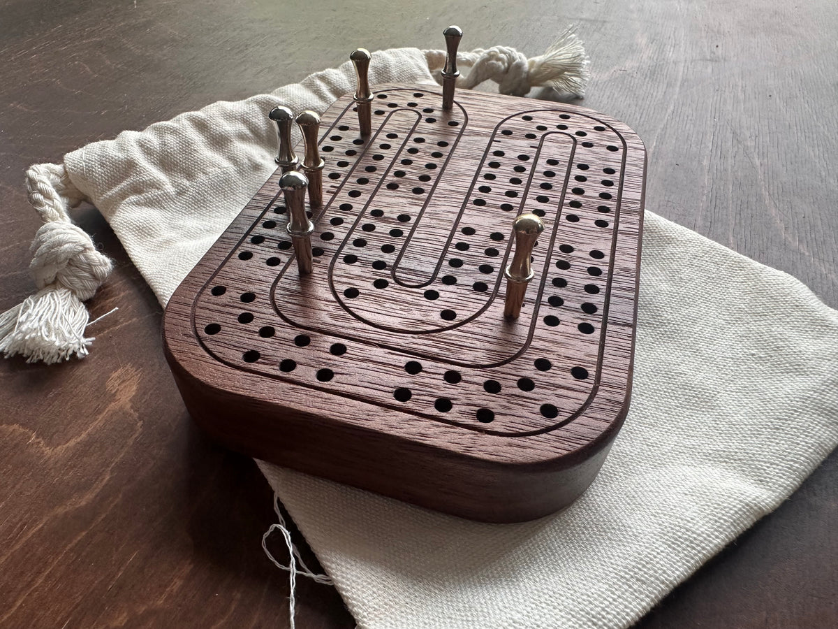 Jeu de cribbage classique | Pliable | Format voyage | Portable | Rangement intégré | Piquets métalliques | Personnalisé | Votre logo | Bois dur de qualité supérieure