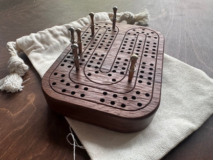Jeu de cribbage classique | Pliable | Format voyage | Portable | Rangement intégré | Piquets métalliques | Personnalisé | Votre logo | Bois dur de qualité supérieure