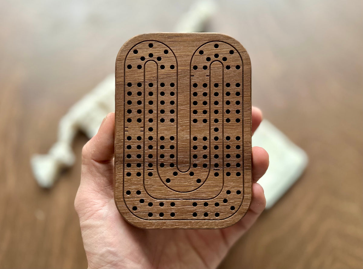 Jeu de cribbage classique | Pliable | Format voyage | Portable | Rangement intégré | Piquets métalliques | Personnalisé | Votre logo | Bois dur de qualité supérieure